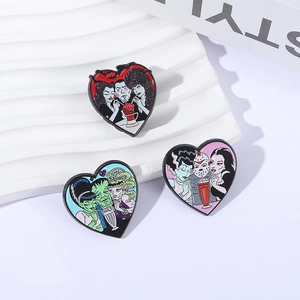 Tres creativos pines de esmalte con personajes de terror bebiendo batidos en forma de corazón