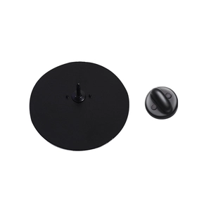 Détail de la base de broche noire mate et fermoir en caoutchouc pour badge de chat