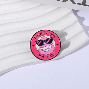 Badge en émail requin rose avec texte I'm not a girl I'm a shark sur fond blanc pur