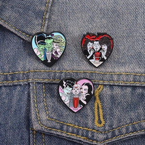 Tres pines de esmalte de corazón con personajes de películas de terror sobre denim