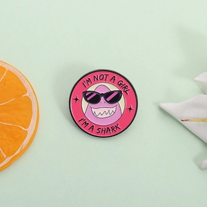 Runde rosa Emaille-Brosche Hai mit Sonnenbrille und I'M NOT A GIRL I'M A SHARK Text