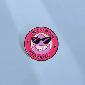 Rosa runder Emaille Pin mit lila Hai und Sonnenbrille mit I'm a Shark Schriftzug