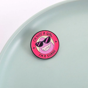 Rosa Emaille-Pin mit Cartoon-Hai, Sonnenbrille und motivierendem englischem Spruch