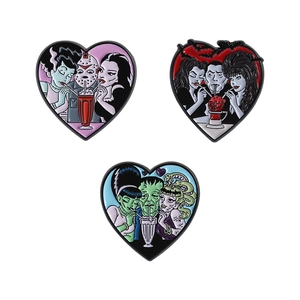 Set de tres pines esmaltados en forma de corazón con personajes de cine de terror