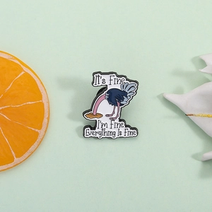 Cartoon Strauß Emaille Pin mit I'm Fine Spruch und dekorativen Orangen-Requisiten