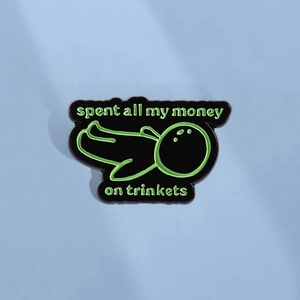 Broche en Émail Drôle Spent All My Money On Trinkets Figurine de Dessin Animé Badge en Alliage de Zinc Pour Sacs Vêtements Unisexe