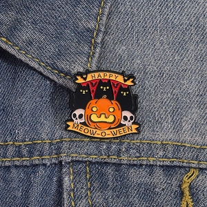 Halloween Happy Meow-O-Ween Metallbrosche mit schwarzer Katze, Kürbis und Totenkopf auf Denim