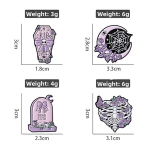 Set mit vier lila Gothic-Emaille-Pins mit Sarg-, Grabstein- und Totenkopf-Motiven