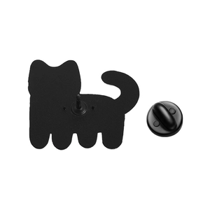Vue détaillée du dos de l'épingle chat en émail noir mat avec fermoir en caoutchouc