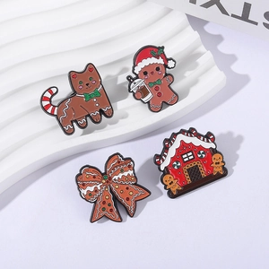 Lot de quatre broches de Noël en émail avec pain d'épices, chat et maison festive
