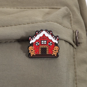 Gros plan d'une broche festive en émail maison en pain d'épices sur sac à dos vert