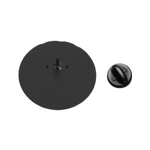 Detalle del reverso del pin negro mate con cierre de goma para insignia redonda de bruja
