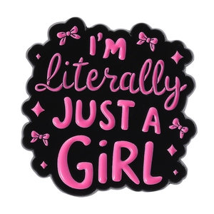 Emaille-Brosche mit Pink I’m Literally Just a Girl Schriftzug und süßer Schleife