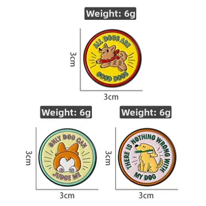 Dettaglio di tre spille rotonde in smalto per cani con diametro 3 cm e peso di 6 g