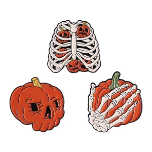Set di 3 spille smaltate di Halloween con disegni di costole, teschi e zucche