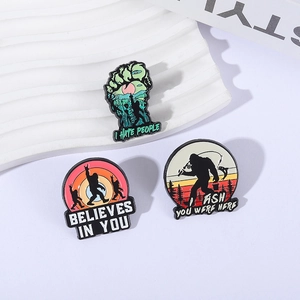 Lot de 3 broches Bigfoot en émail avec citations amusantes sur fond texturé blanc