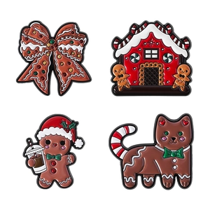 Lot de quatre broches de Noël en émail façon pain d'épices avec maison, chat et nœud