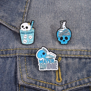 Set di tre spille creative con teschio su denim blu per decorazione di abbigliamento