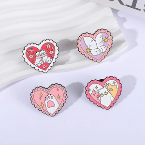 Lot de quatre épingles en émail chat de dessin animé en forme de cœur rose décoratif