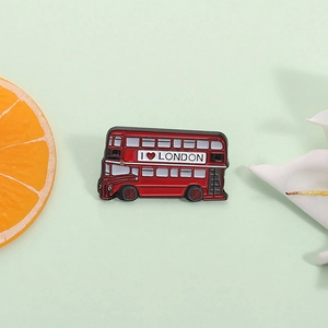 Pin's émaillé bus rouge à impériale avec texte I Love London sur fond vert doux