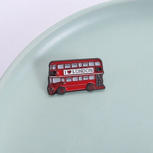 Broche émaillée de bus à impériale rouge de Londres avec inscription I Love London