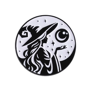 Pin esmaltado de bruja mago en blanco y negro con silueta y elemento de luna
