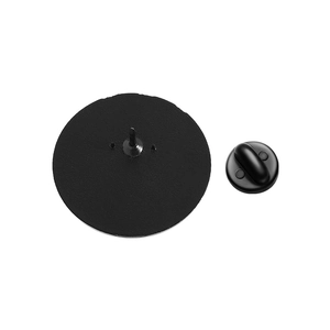Vue détaillée de l'attache en caoutchouc noir et du support à épingle pour badge