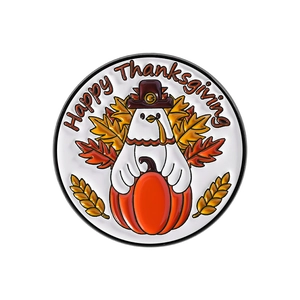 Makro-Detail der Emaille Erntedank-Brosche mit Happy Thanksgiving Text und Truthahn-Design