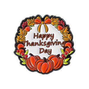 Brosche als Thanksgiving-Kranz mit Kürbis, Ahornblatt und Emaille-Details