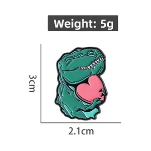 Cartoon Emaille Pin grüner Dinosaurier mit rosa Herz, Größe 3cm x 2.1cm, Gewicht 5g