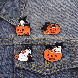 Halloween Emaille Pin Set mit Kürbis, Geist und schwarzer Katze auf Denim Hintergrund