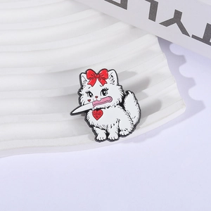 Spilla smaltata con gatto bianco divertente con coltello e fiocco rosso per moda creativa