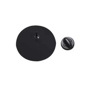 Détail de la base arrière de broche en métal noir avec fermoir en caoutchouc sûr