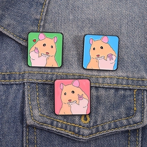 Drei süße Cartoon-Hamster Emaille-Pins auf einer blauen Jeansjacke, Set mit Motiven