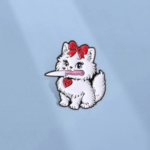 Spilla in Smalto di Gatto Bianco Cartone Animato in Lega di Zinco Con Coltello Etichetta a Cuore I Cut U Fiocco Rosso Distintivo