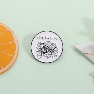 Pin's en émail artistique avec texte I feel Like This et design de lignes abstraites