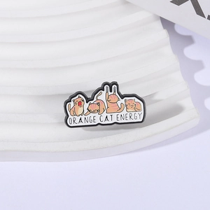 Lot de pins mignons chat roux émaillé avec texte Orange Cat Energy sur support ondulé