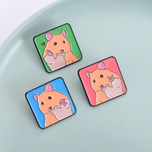 Lot de trois broches en émail hamster mignon en vert bleu et rose avec divers gestes de la main