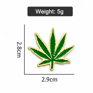 Broche feuille en émail vert 2,8x2,9 cm et spécifications de poids 5 g sur fond blanc
