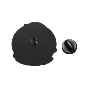 Détail du dos de l'insigne en métal noir mat avec fermoir papillon en caoutchouc noir