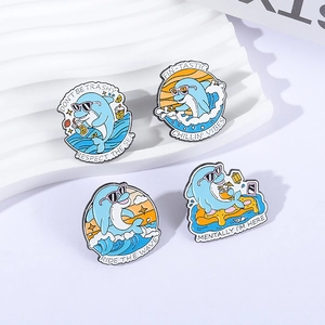Lot de pin's dauphins en émail avec lunettes et surf pour un style de plage estival