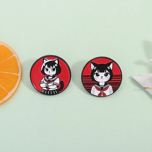 Set de broches émaillées anime fille chat avec fond rouge et contour en métal noir style manga
