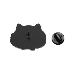Détail du dos du badge chat en émail noir mat avec son fermoir en caoutchouc souple