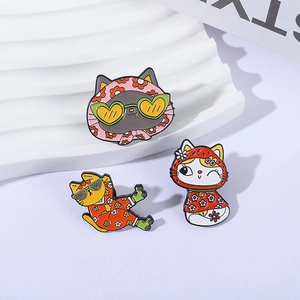 Trois pin's chats mignons avec motifs floraux et lunettes sur un fond ondulé blanc élégant