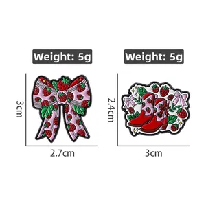 Détail de pins fraise en émail pesant 5g avec dimensions pour accessoires de mode