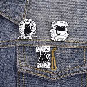Set di tre spille in smalto con gatti neri e frasi divertenti su giacca di jeans