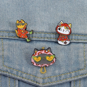 Lot de trois pin's chats à fleurs sur denim, badges de chats mignons style rétro