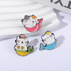 Trois pin's émaillés chat sirène colorés avec accessoires sur le thème de l'océan