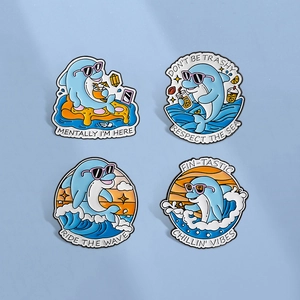 Broche en Émail de Dauphin de Dessin Animé Thème Océan d'Été Surf en Alliage de Zinc pour Décoration de Sac à Dos Vêtements Unisexe