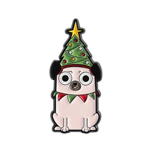 Detail einer Weihnachts-Mops-Emaille-Anstecknadel mit grünem Tannenbaum-Hut